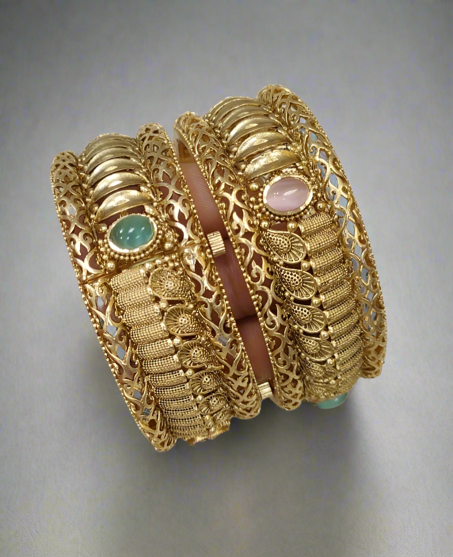 Antique Bangle 2/6