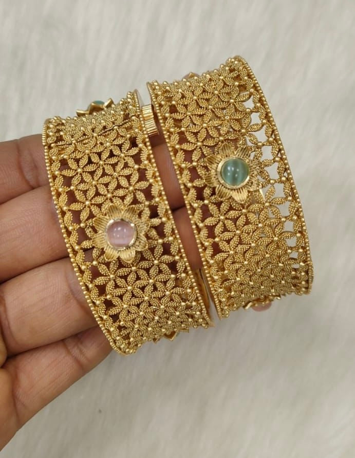 Antique Bangle 2/4