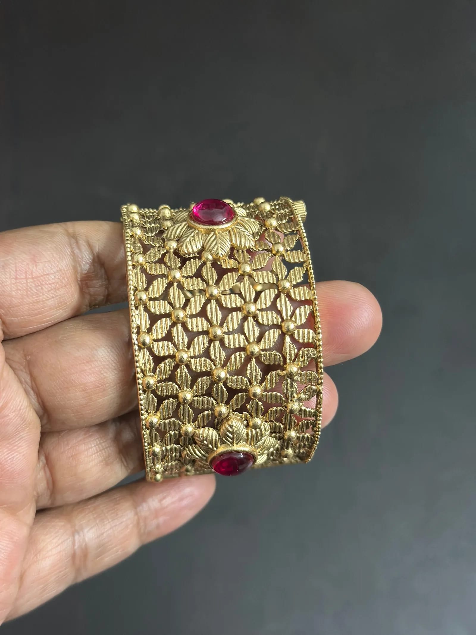 Antique Floral Mesh Red Stone Bangle (Size 2.2)