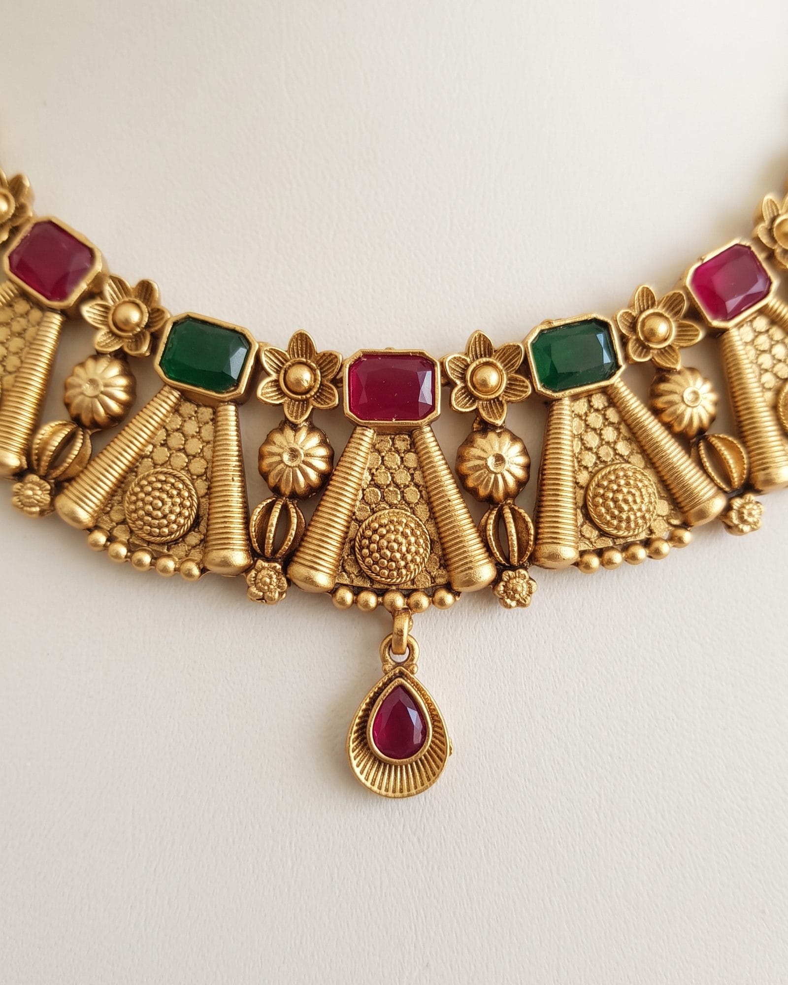 Antique Fluted Red Green Stone Choker Set, close-up of the detail