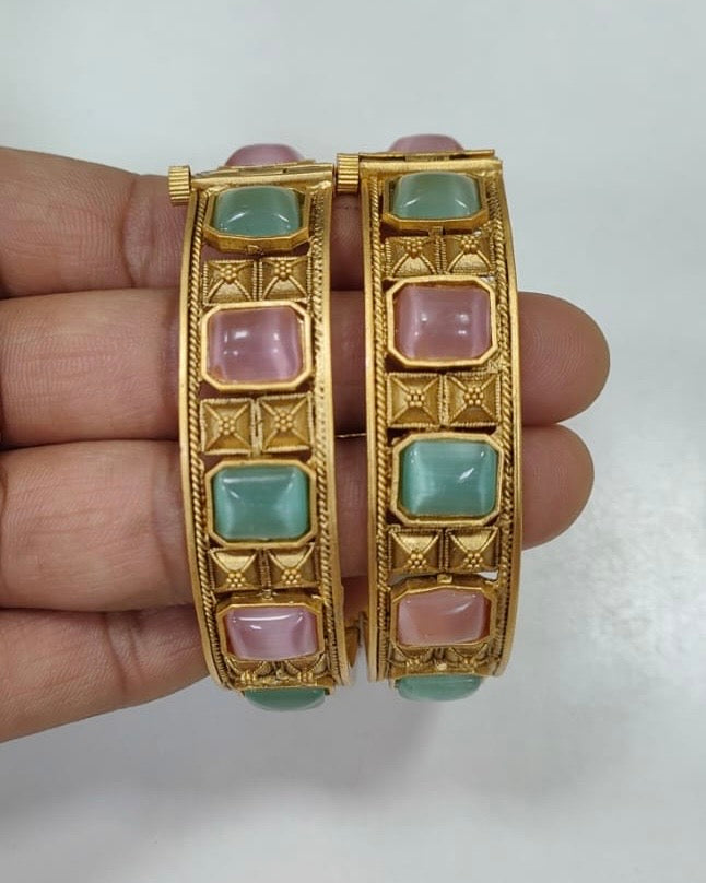 Antique Bangle 2/6