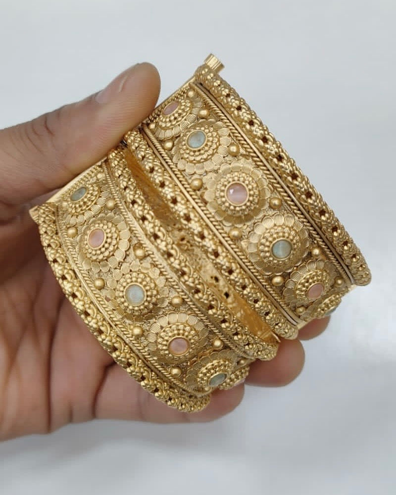 Antique Bangle 2/6