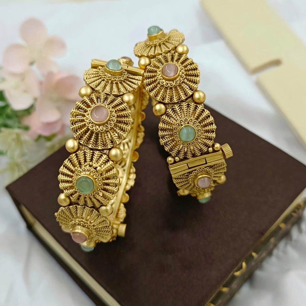 Antique Bangle 2/4