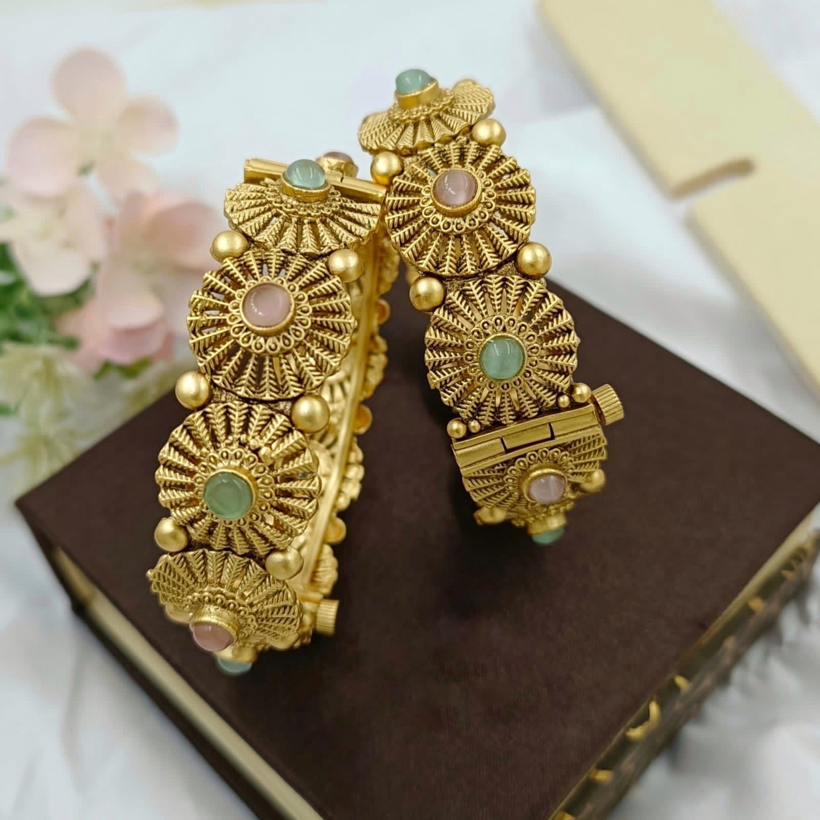 Antique Bangle 2/4