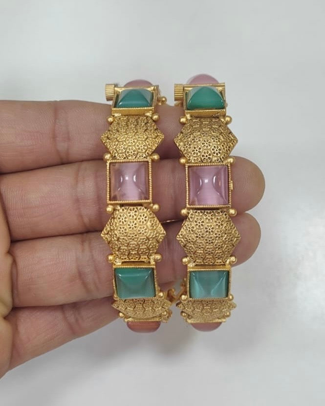 Antique Bangle 2/6