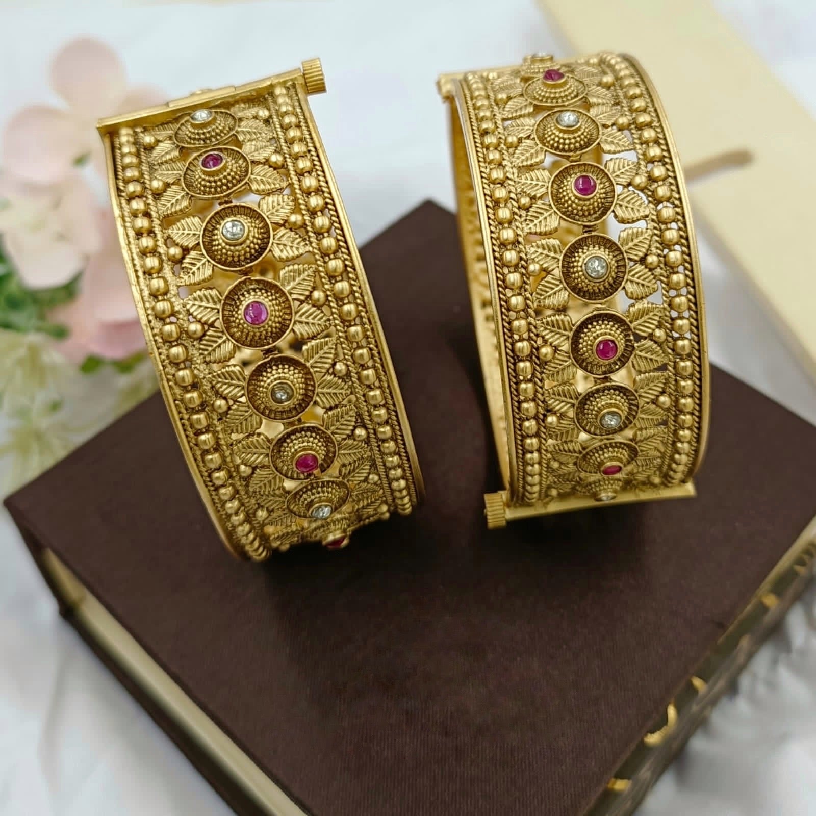 Antique Bangle 2/4