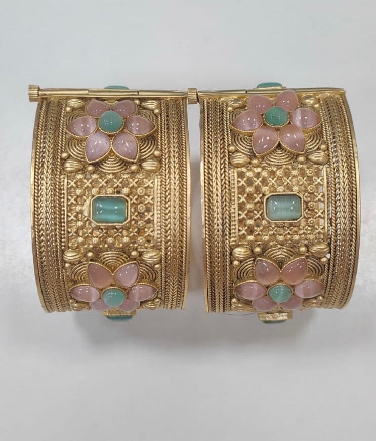 Antique Bangle 2/6