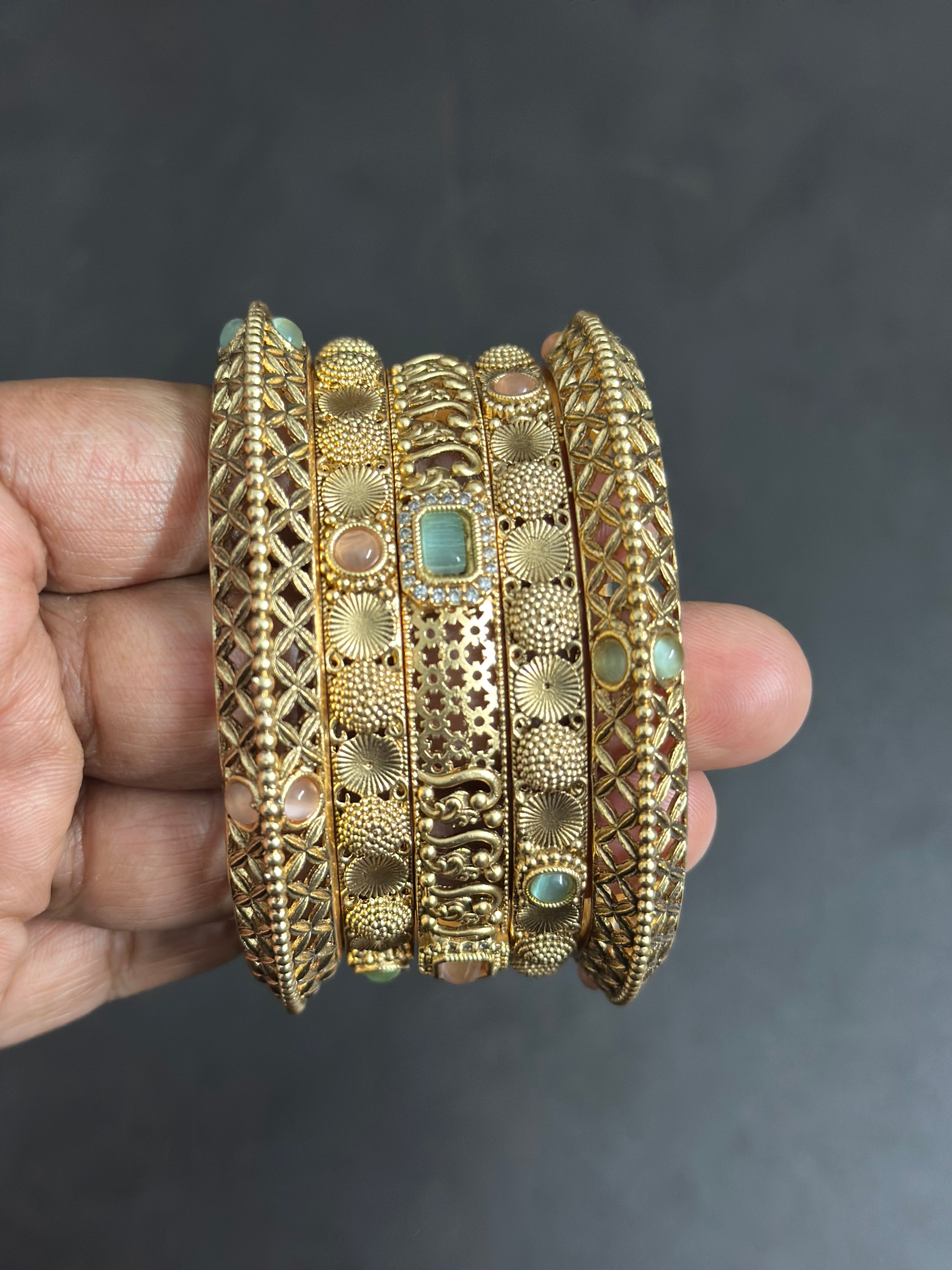 Antique Bangle 2/6