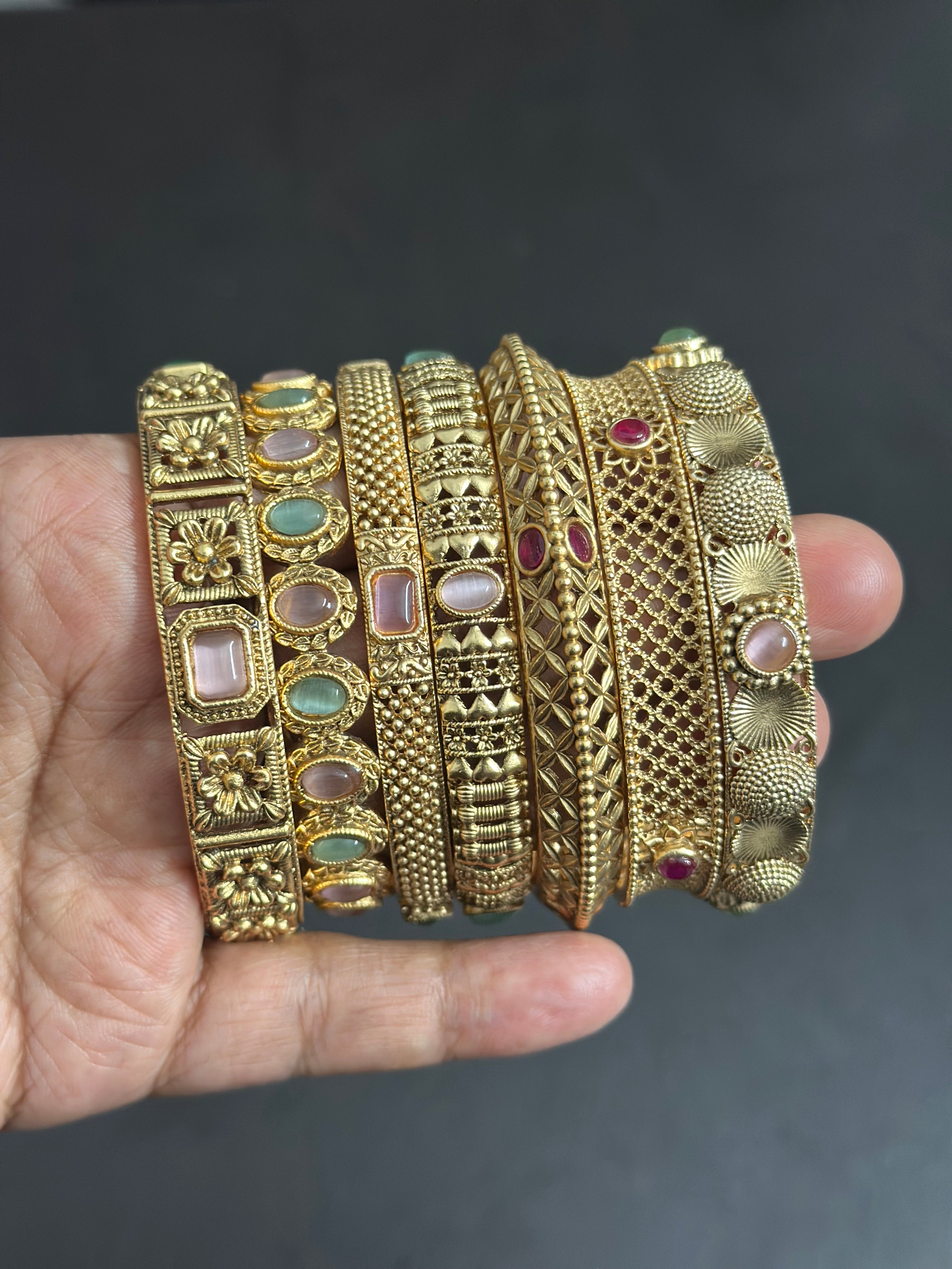 Antique Bangle 2/6