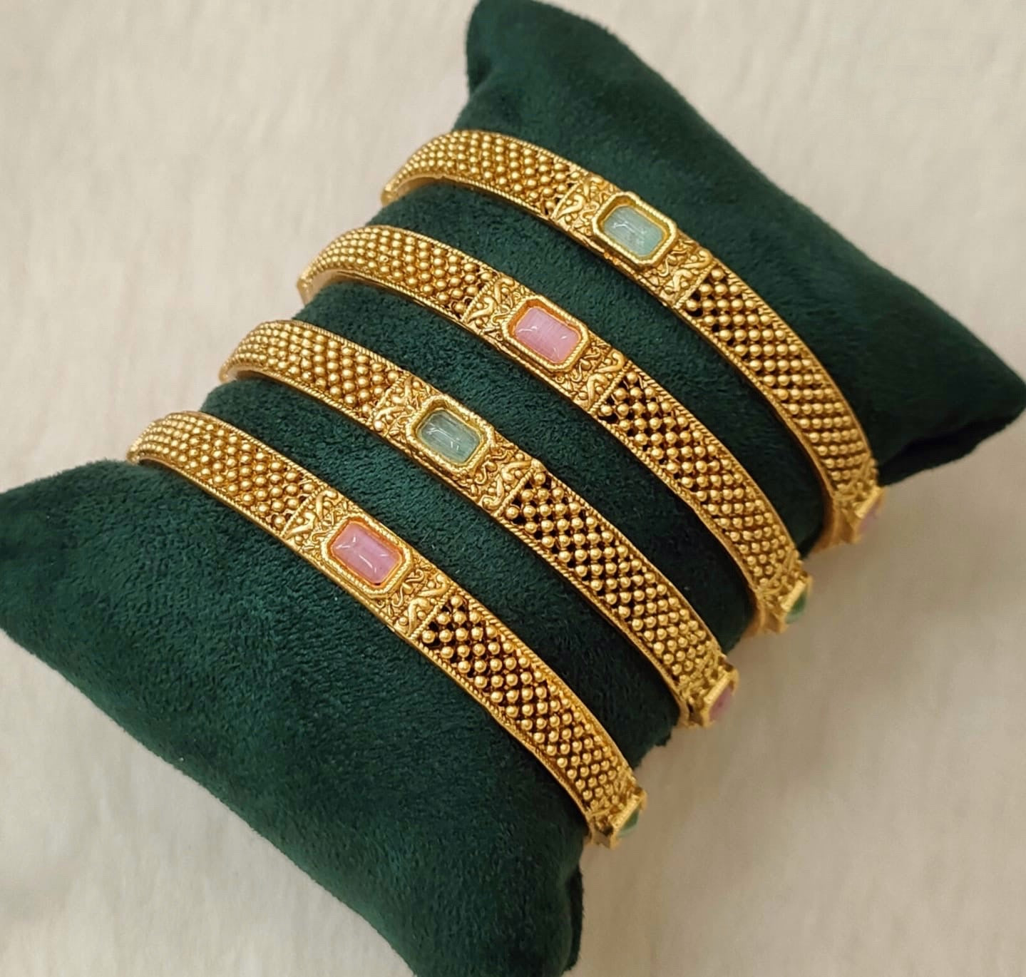 Antique Bangle 2/6