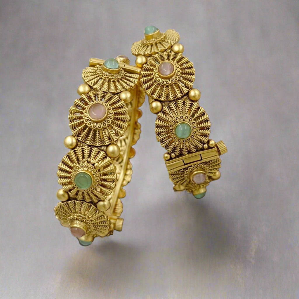 Antique Bangle 2/4