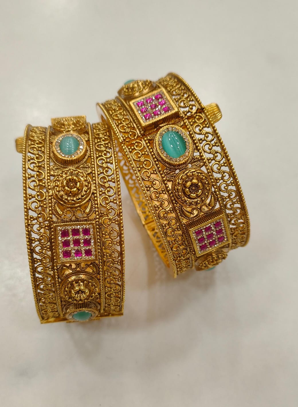 Antique Bangle 2/6